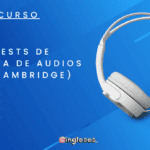 Un fondo azul con un par de auriculares blancos. El texto de la imagen dice "Curso: 4 Tests de Práctica de Audios CPE (Cambridge)" y presenta el logo de Engleses en la parte inferior central. El diseño incluye líneas diagonales y detalles de puntos para decoración.